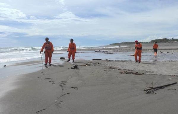 Terjunkan Personel Tim Sar Larang Wisatawan Mandi Di Parangtritis