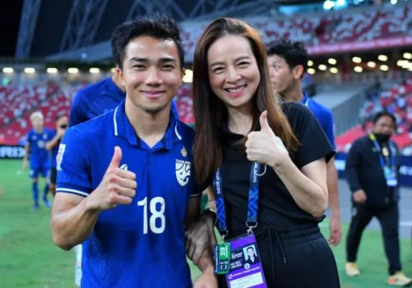 Nualphan Lamsam atau akrab disapa Madam Pang (kanan), manajer Timnas Thailand. (Foto: Istimewa)