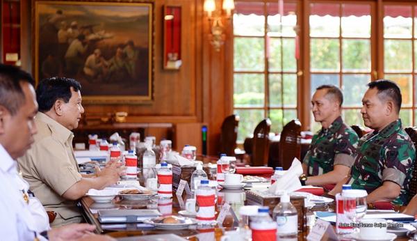 Menhan Prabowo Subianto bertemu KSAD Jenderal TNI Dudung Abdurachman di Kemhan, Jakarta Pusat. (Foto dok Kemenhan).