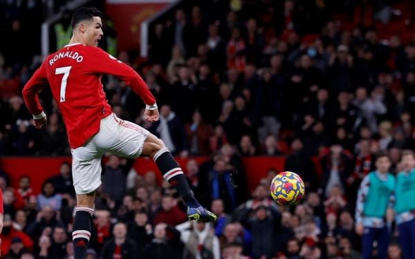 Striker Manchester United, Cristiano Ronaldo menendang bola ke gawang Burnley yang berujung gol dalam laga Liga Inggris 2021/2022 di Stadion Old Trafford, Jumat (31/12/2021). (Foto: REUTERS/Phil Noble)