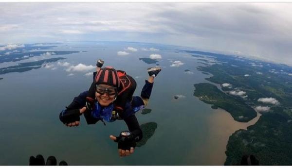 TNI AL Srikandi Laut Koarmada III dari Korps Wanita Angkatan Laut Serda Keu Nina Puji Safitri terjun freefall. (Foto dok Kormada III TNI AL).