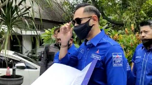 Gubernur Sumbar, Mahyeldi Ansharullah mendapatkan suntik vaksin Covid-19. (Foto: Antara/ist)