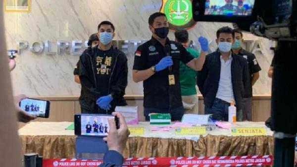 Ady Wibowo Yan Yusuf Sindo Kapolres Metro Jakarta Barat Kombes Pol Ady Wibowo saat gelar kasus Anji pada Rabu (16/6/2021). (Foto: MPI/Dimas Chairul).