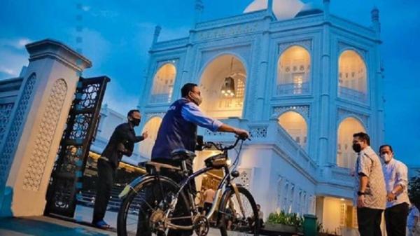 Anies 2 Instagram  Gubernur DKI Jakarta Anies Baswedan menyempatkan salat di masjid yang kerap disebut Taj Mahal Mini. (Foto: Instagram).