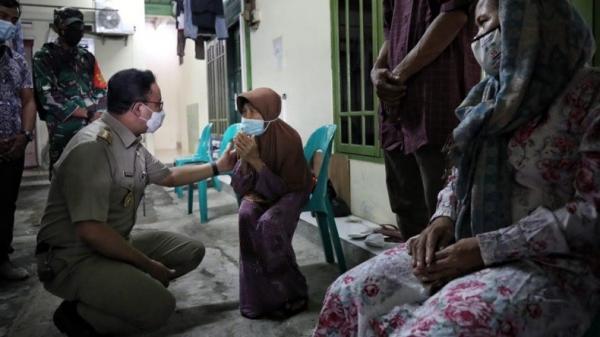 Gubernur DKI Jakarta Anies Baswedan menyampaikan belasungkawa kepada orang tua dari dua anak yang meninggal dunia korban banjir di Kembangan, Jakarta Barat, Senin (22/2/2021) malam. (Foto: Bagdja/Sindonews).