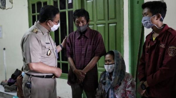 Gubernur DKI Jakarta Anies Baswedan menyampaikan belasungkawa kepada orang tua dari dua anak yang meninggal dunia korban banjir di Kembangan, Jakarta Barat, Senin (22/2/2021) malam. (Foto: Bagdja/Sindonews).