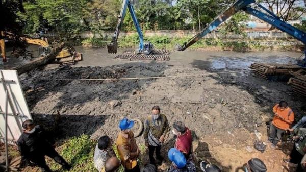 Gubernur DKI Jakarta Anies Baswedan meninjau langsung pengerukan lumpur di Kali Krukut, Jakarta Pusat. (Foto: Instagram).