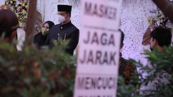 Anies Di Pernikahan Warga 2 Ig Gubernur DKI Jakarta Anies Baswedan menghadiri acara pernikahan salah satu warga di kawasan Basmol, Kembangan, Jakarta Barat, Minggu (6/6/2021). (Foto: Instagram).