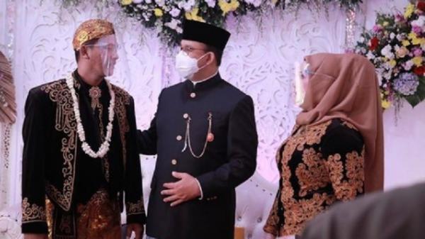 Gubernur DKI Jakarta Anies Baswedan menghadiri acara pernikahan salah satu warga di kawasan Basmol, Kembangan, Jakarta Barat, Minggu (6/6/2021). (Foto: Instagram).