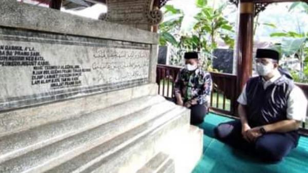 Gubernur DKI Jakarta Anies Baswedan berziarah ke makam pahlawan, Cut Nyak Dien di Kampung Gunung Puyuh, Desa Sukajaya, Kecamatan Sumedang Selatan, Jawa Barat. (Foto: Facebook).