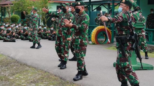 Pangkostrad Letjen TNI Dudung Abdurachman mengunjungi Makoopsgab Pinang Sirih-III di markas Yonif Raider 754 Kostrad, Kabupaten Mimika, Papua, Senin (5/7/2021). (Foto: Dok. TNI).