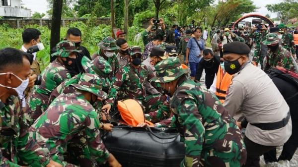 Panglima TNI Marsekal TNI Hadi Tjahjanto meninjau langsung lokasi bencana banjir di Kabupaten Tanah Laut Kalimantan Selatan, Sabtu (16/1/2021). (Foto: Dok. TNI).