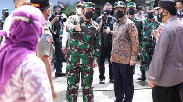 Hadi Dan Budi Gunadi Dok Tni Panglima TNI Marsekal TNI Hadi Tjahjanto bersama Kapolri Jenderal Polisi Listyo Sigit Prabowo dan Menkes Budi Gunadi Sadikin sidak ke Posko PPKM Mikro Ulujami, Jakarta Selatan, Sabtu (26/6/2021). (Foto: Dok. TNI).
