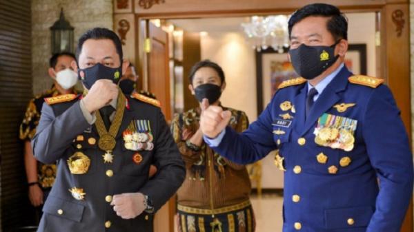 Panglima TNI Marsekal TNI Hadi Tjahjanto mendatangi rumah dinas Kapolri Jenderal Listyo Sigit Prabowo di Jakarta Selatan, Kamis (1/7/2021). (Foto: Dok. TNI).