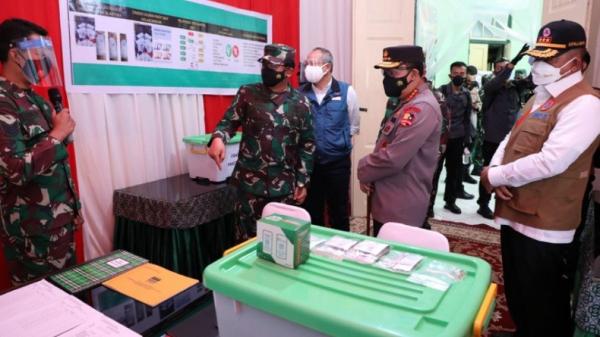 Panglima TNI Marsekal TNI Hadi Tjahjanto meninjau tempat penyimpanan obat di Kodim 0618/Kota Bandung, Jumat (16/7/2021). (Foto: Dok. TNI).