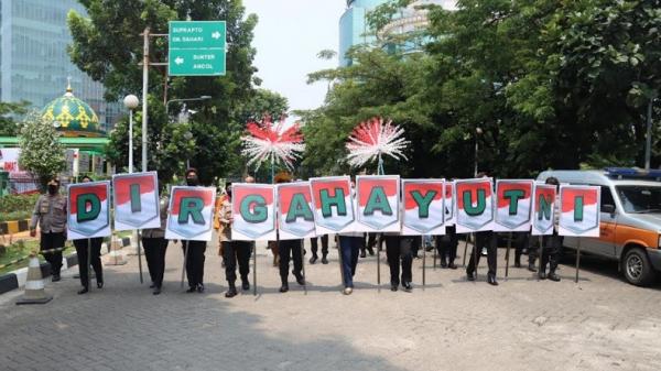 Polres Japus Yohannes Jajaran Polres Metro Jakarta Pusat (Jakpus) memberikan kejutan kepada prajurit TNI Kodim 0501/ JPBS. (Foto: Yohannes Tobing).