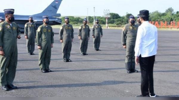 Presiden Joko Widodo di tengah kunjungan kerja di Madiun, Jawa Timur sempat mendatangi  kru Garuda Flight dan Nusantara Flight di Lanud Iswahjudi, Jawa Timur, Kamis (19/8/2021). (Foto: Dok. TNI AU).