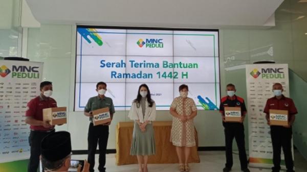 MNC Peduli menyalurkan bantuan kepada dai di pedalaman Indonesia dan porter Stasiun Gambir, Pasar Senen serta Jatinegara secara simbolis di Lobby Gedung Fincen, Jakarta, Senin (10/5/2021). (Foto: Widya Mishella).