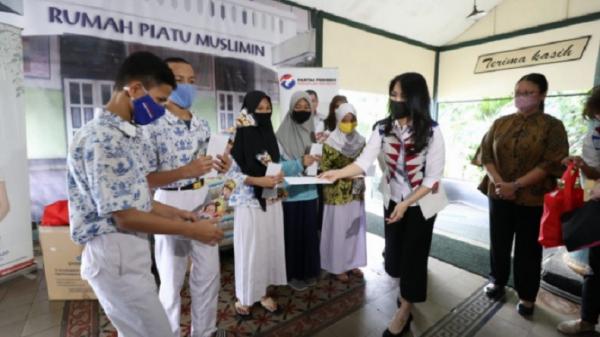 Liliana 2 Mnc Portal Kartini Perindo memberikan bantuan ke Panti Asuhan Muslimin yang berada di Jalan Kramat Raya No 11, Kramat, Senen, Jakarta Pusat, Kamis (15/4/2021). (Foto: Tim MNC Portal).