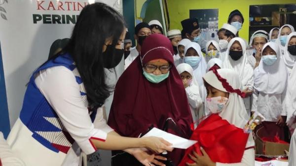 Liliana Refi Sandi Kartini Perindo memberikan bantuan sembako dan uang tunai ke Panti Asuhan Nurul Iman Jariah, kawasan Menteng Atas, Jakarta Selatan, Kamis (15/4/2021). (Foto: Refi Sandi).