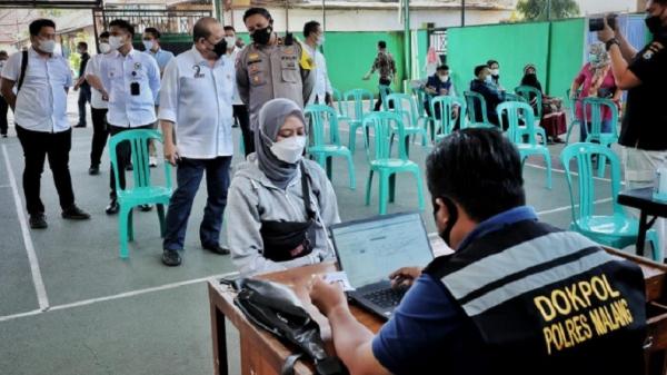 La Nyalla Di Polres Malang Dpd Ketua DPD, AA La Nyalla Mahmud Mattalitti meninjau vaksinasi Covid-19 di Polres Malang, Jawa Timur, Selasa (27/7/2021). (Foto: Dok. DPD).