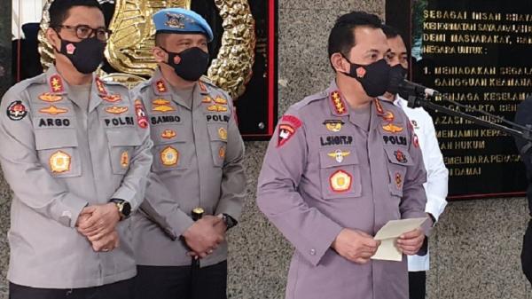 Kapolri Jenderal Pol Listyo SIgit Prabowo menyapa keluarga prajurit KRI Nanggala 402 seusai upacara penganugerahan tanda kehormatan dan KPLB. (Foto: Div Humas Polri)