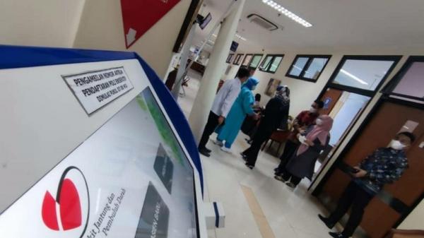 Wakil Gubernur (Wagub) DKI Jakarta, Ahmad Riza Patria menggandeng ibunya setelah pemeriksaan dokter di rumah sakit. (Foto: Twitter).