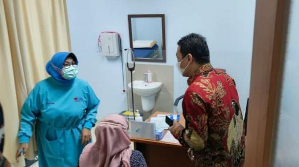 Wakil Gubernur DKI Jakarta Ahmad Riza Patria saat mendampingi ibunya memeriksakan kesehatan oleh dokter di rumah sakit. (Foto: Twitter).
