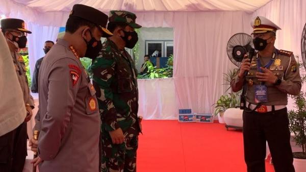 Panglima TNI Marsekal TNI Hadi Tjahjanto mengecek langsung pembatasan mobilitas kendaraan di Posko PPKM Darurat Kalideres, Jakarta Barat, Sabtu (3/7/2021). (Foto: Jonathan).