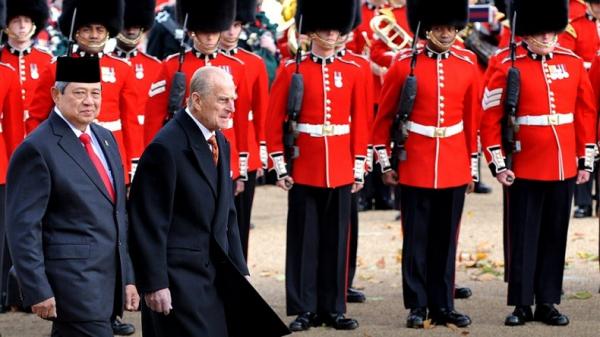 Tersangka RS saat diamankan petugas di Satres Narkoba Polrestabes Medan. (Foto: istimewa)