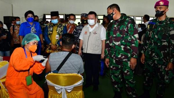 Yudo Margono 2 Puspen Tni KSAL Laksamana TNI Yudo Margono mewakili Marsekal TNI Hadi Tjahjanto meninjau pelaksanaan serbuan vaksinasi di Club House Bame ETF, Serongga, Kecamatan Kelumpang Hilir Kabupaten Kotabaru, Kalimantan Selatan, Jumat (17/9/2021). (Foto: Puspen TNI).