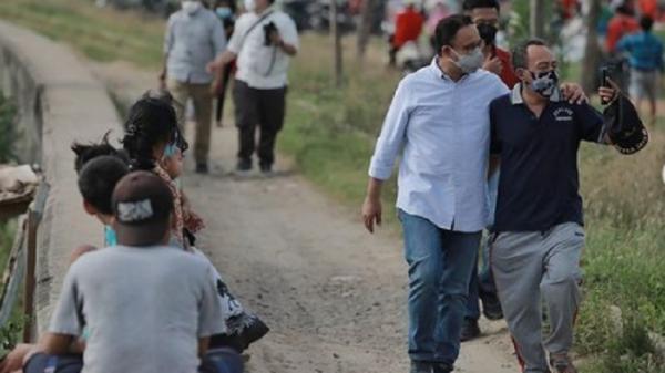 Gubernur DKI Jakarta Anies Baswedan saat mengunjungi Danau Cincin, Jakarta Utara, Sabtu (1/1/2022) sore. (Foto: Instagram).