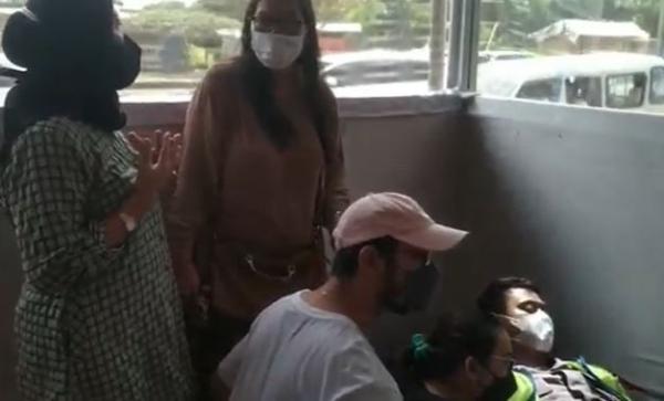 Anggota polisi ditabrak pengemudi mobil diduga panik terjaring operasi ganjil genap di Cilegon, Banten, Minggu (2/1/2022). (Foto: iNews TV/Iskandar Nasution)