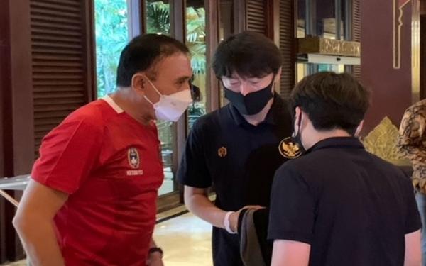 Ketum PSSI, Mochammad Iriawan berbincang dengan pelatih Timnas Indonesia Shin Tae-yong. (Foto: MNC Portal Indonesia/Quadiliba Al-farabi)