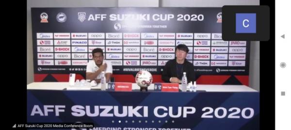 Shin tae-yong saat konpres Shin Tae-yong kesal karena 4 pemainnya dilarang bermain di leg kedua final Piala AFF 2020. Coach Shin menyebut sistem administrasi Piala AFF 2020 mengecewakan. (foto: MPI/Cikal).