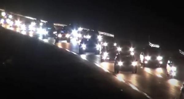 Iring-iringin kendaraan menuju Jakarta memadati ruas Tol Cipali, Kabupaten Subang, Minggu (2/1/2022). (Foto: iNews TV/Yudy H Juanda)