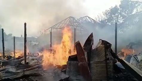 Pasar Pundu di Kotawaringin Timur ludes terbakar, Senin (3/1/2022). (Foto: iNews TV/Normansyah)