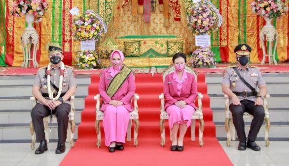 Kapolda Riau Irjen Pol M Iqbal dan istri pose bersama mantan Kapolda Riau saat upacara serah terima jabatan, Senin (3/1/2022). (Foto: Humas Polda Riau)