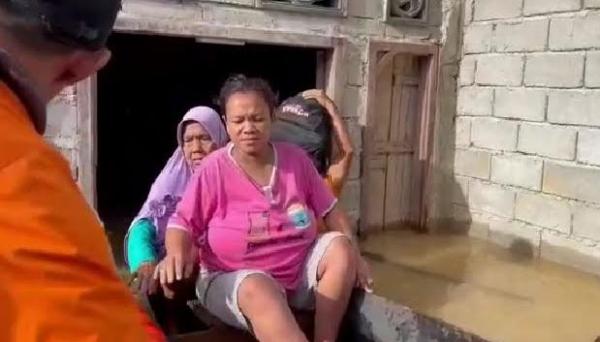 Dramatis, Evakuasi Ibu Hamil di Bungo dari Kepungan Banjir 2 Meter