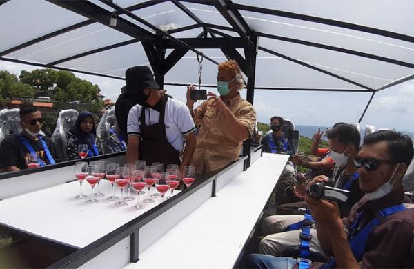 Pertama Kali Di Indonesia Sensasi Minum Kopi Di Angkasa Dengan View Laut Selatan Jawa