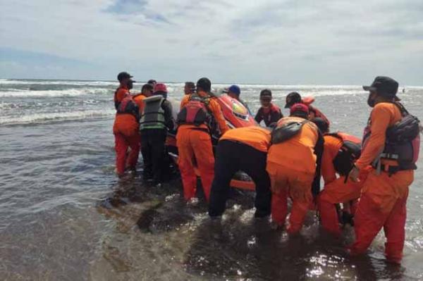 Sar Parangtritis Upaya pencarian SAR gabungan terhadap korban tenggelam di Pantai Parangtritis, Bantul, Senin (3/1/2021). (Foto : Humas Basarnas)