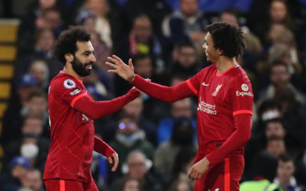 Winger Liverpool, Mohamed Salah Winger Liverpool, Mohamed Salah merayakan gol ke gawang Chelsea bersama Trent Alexander-Arnold dalam laga Liga Inggris 2021/2022 di Stadion Stamford Bridge, London, Minggu (2/1/2022). (Foto: REUTERS/Peter Cziborra)