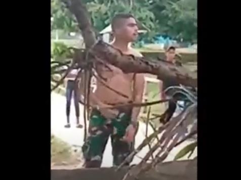 Oknum anggota TNI bertelanjang dada lalu memukuli warga. (Foto: iNews/Nurdin Abdullah)