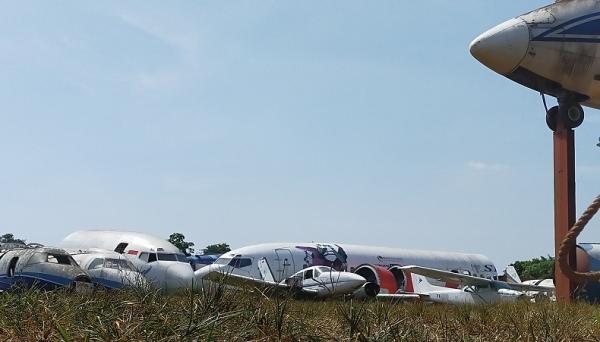 Pesawat 2 Sejumlah bangkai pesawat tersimpan di pinggir Jalan Raya Bogor-Parung,. (Foto MNC Portal).