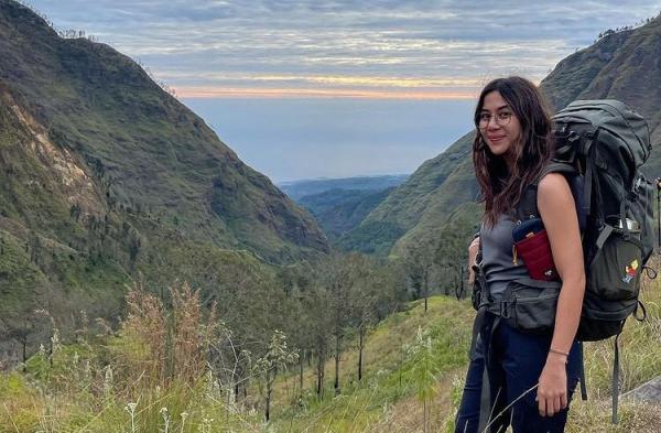 artis cantik hobi mendaki gunung, Adinda Thomas. (Foto: IG)