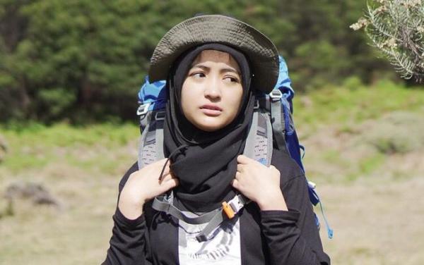 artis cantik hobi naik gunung, Arafah Riyanti. (Foto: IG)