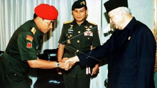Mayor Jenderal TNI (Purn) Muchdi Purwoprandjono saat diangkat Presiden Soeharto sebagai Danjen Kopassus. (Foto: Dok Antara)