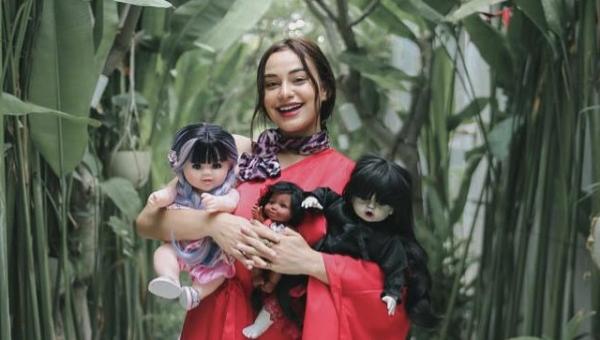 Nora Alexandra bersama spirit doll.