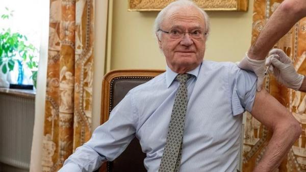 Raja Swedia, Carl XVI Gustaf, saat menerima dosis pertama vaksin Covid-19 pada Januari 2021. (Foto: Reuters)