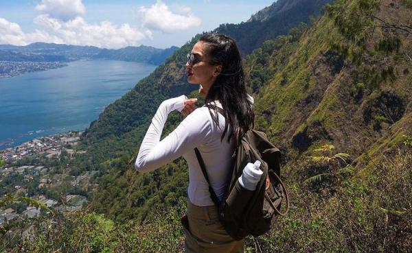 Artis cantik hobi naik gunung, Raline Shah. (Foto: IG)